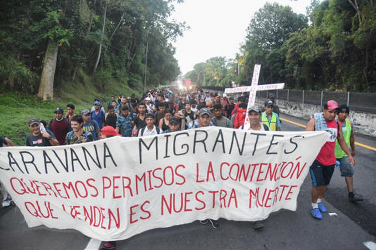 Miles de migrantes bloquean carretera para exigir permisos de tránsito hacia EU