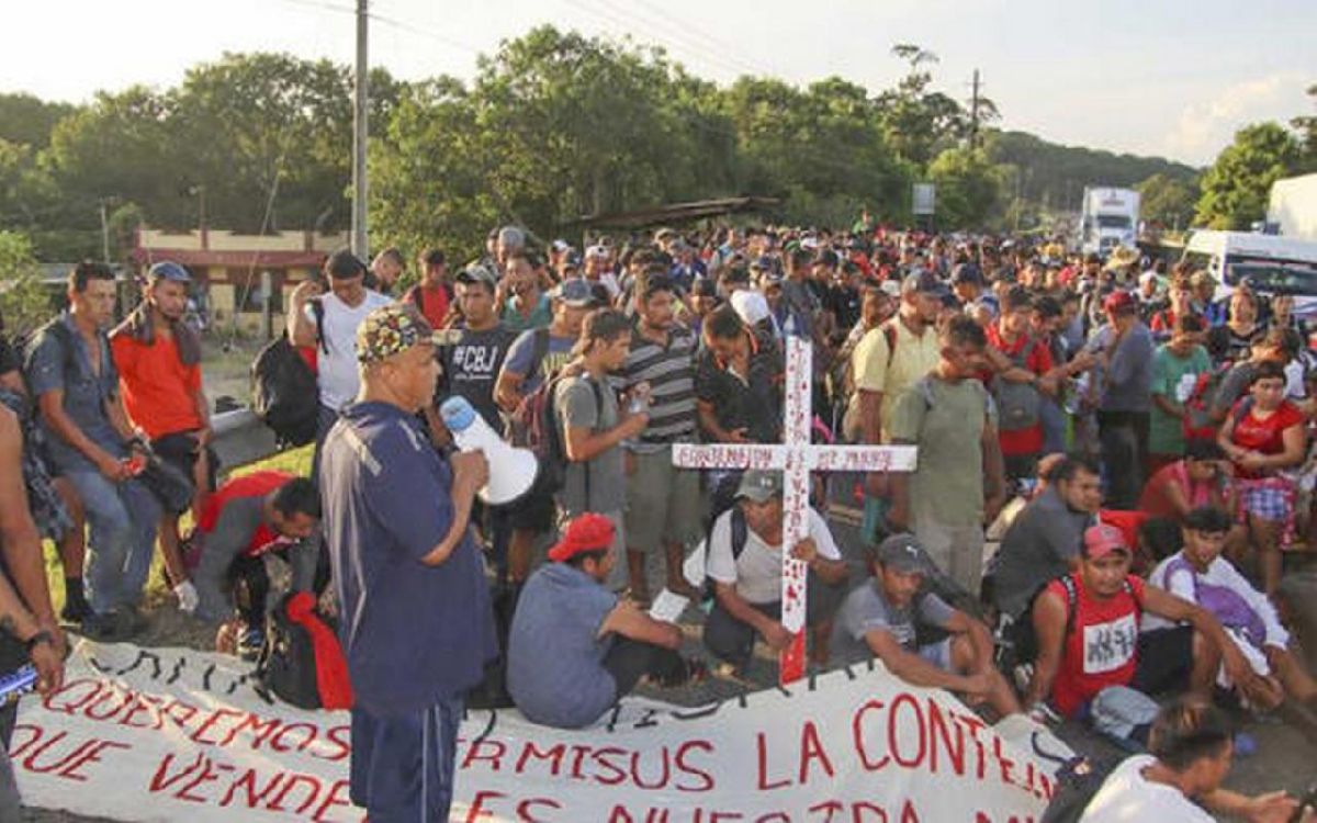 Chiapas: Caravana migrante aumenta a 8 mil personas en su segunda jornada