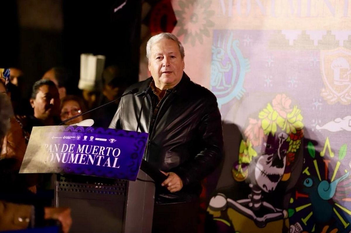 Presentan Chema Fraustro y estudiantes Pan de Muerto Monumental