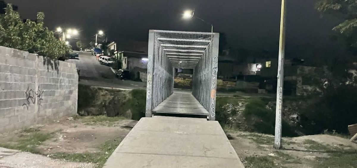 Drogadicto se lanza de puente peatonal