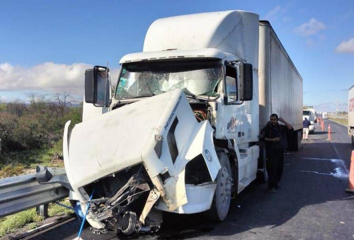 Tras impacto resultan cinco trabajadores lesionados en carretera Torreón-Saltillo