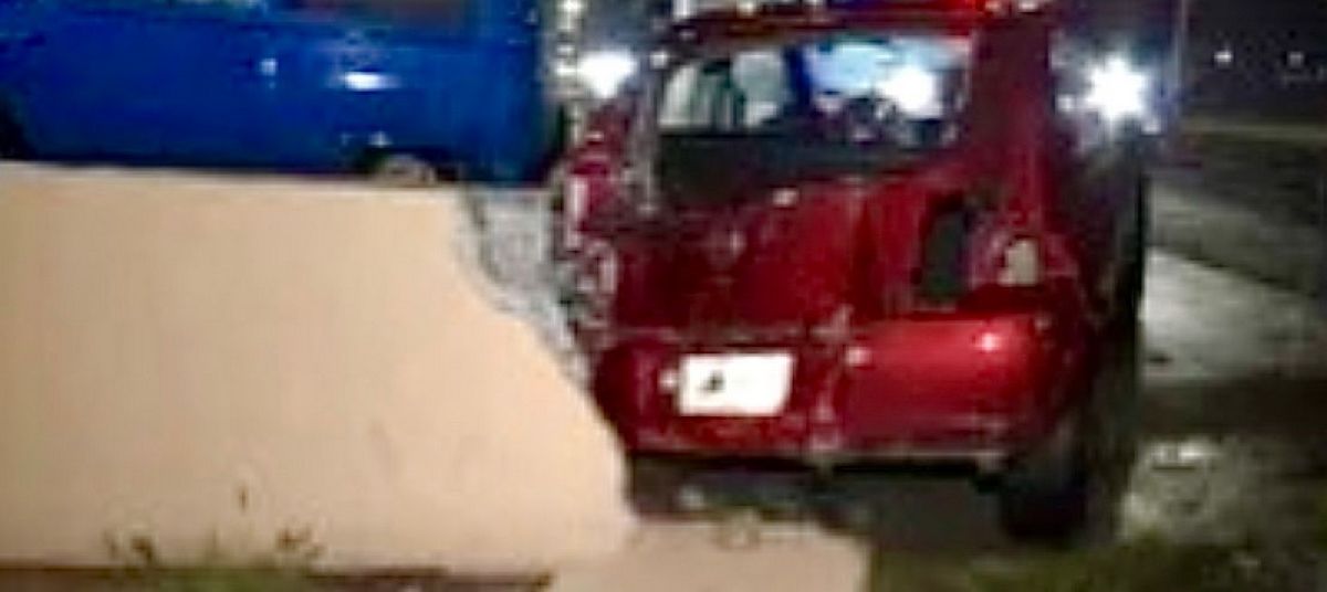Tráiler impacta a pequeña camioneta familiar