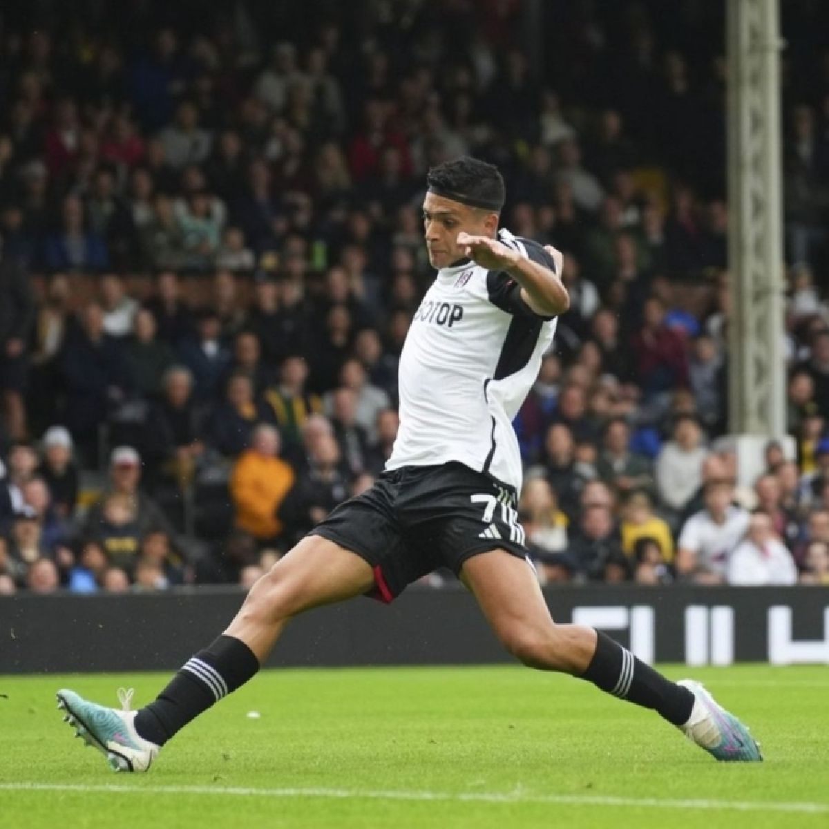 Raúl Jiménez y Fulham avanzan en la Copa de la Liga