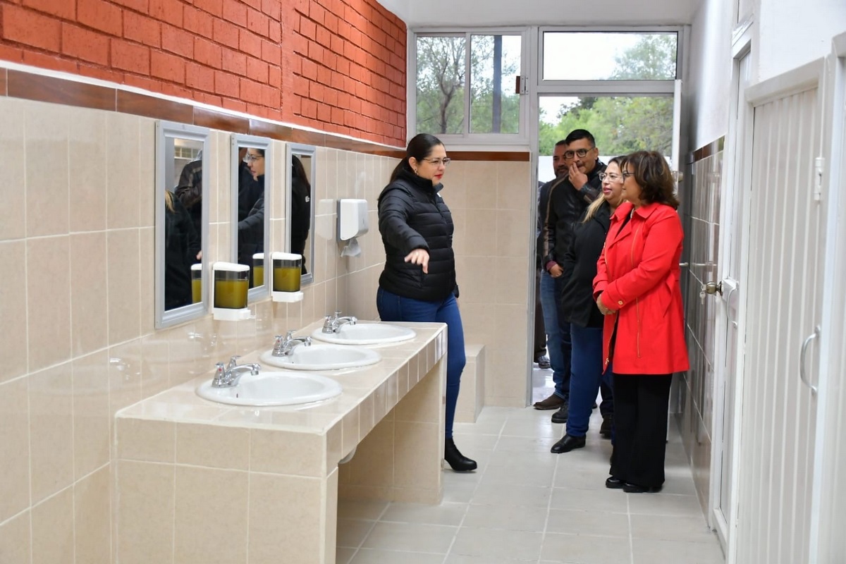 Entrega alcaldesa de Nava sanitarios a la primaria Miguel Hidalgo