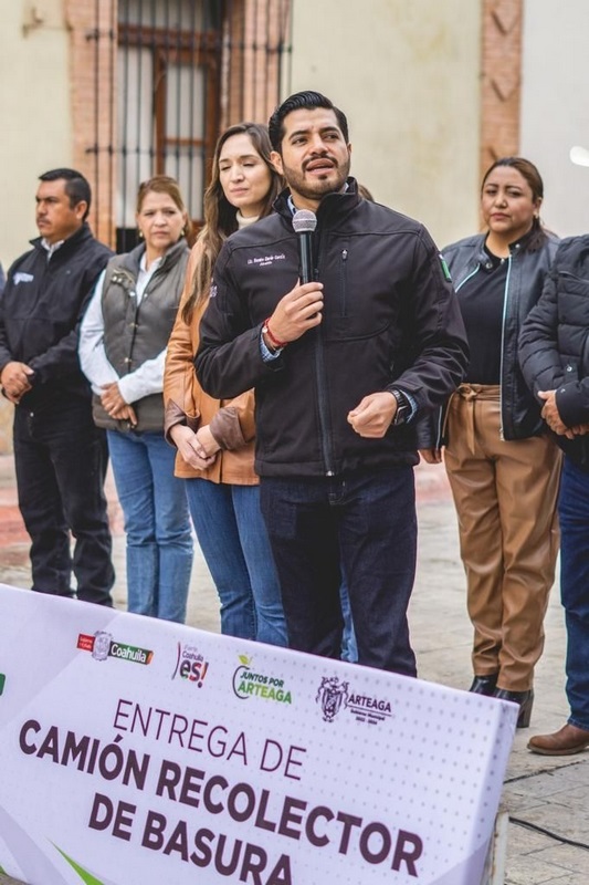 Trabaja administración municipal de Arteaga en embellecimiento del pueblo mágico