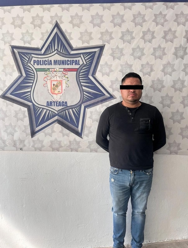 Detienen Policía de Arteaga a “monta choques” en carretera 57