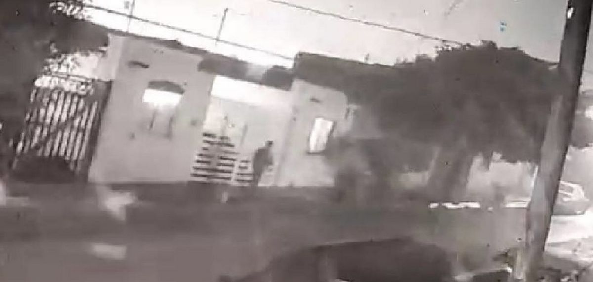 Le roban su bicicleta a deportista