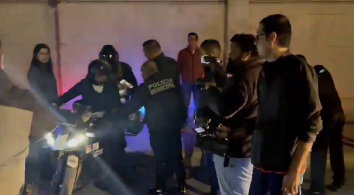 61.- Alcalde es trasladado en motocicleta de la policía municipal