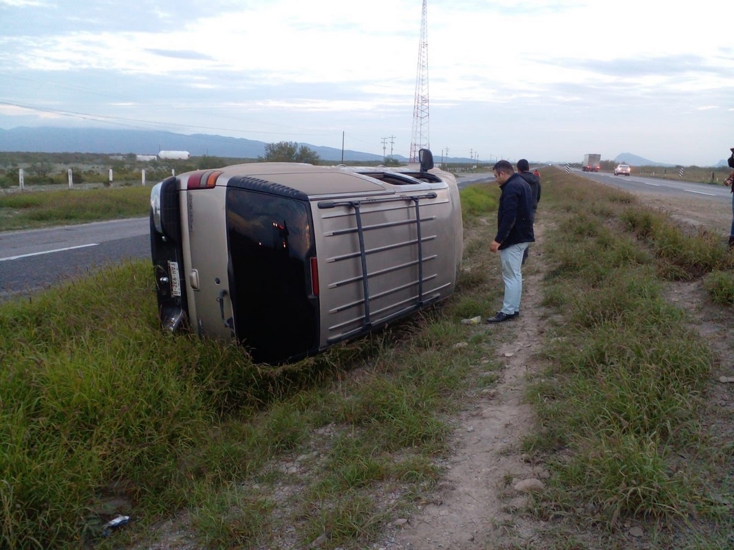 Neorrositenses sufren accidente tipo volcadura en la 57