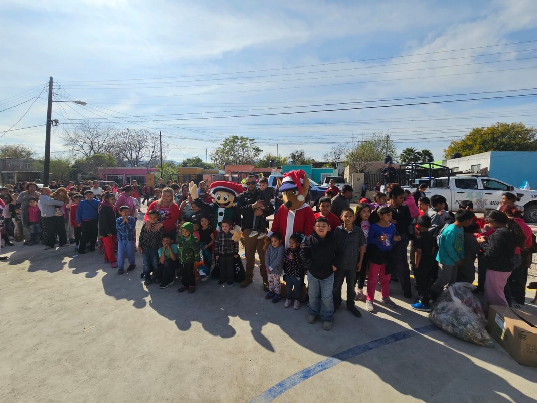 POLICÍAS DIBUJAN SONRISAS EN NIÑOS Y NIÑAS DE MÚZQUIZ