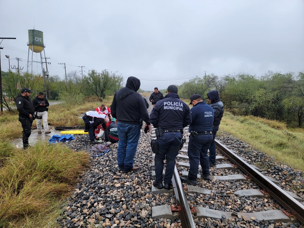 Mujer migrante sufrió severas lesiones en una pierna al querer subir al tren