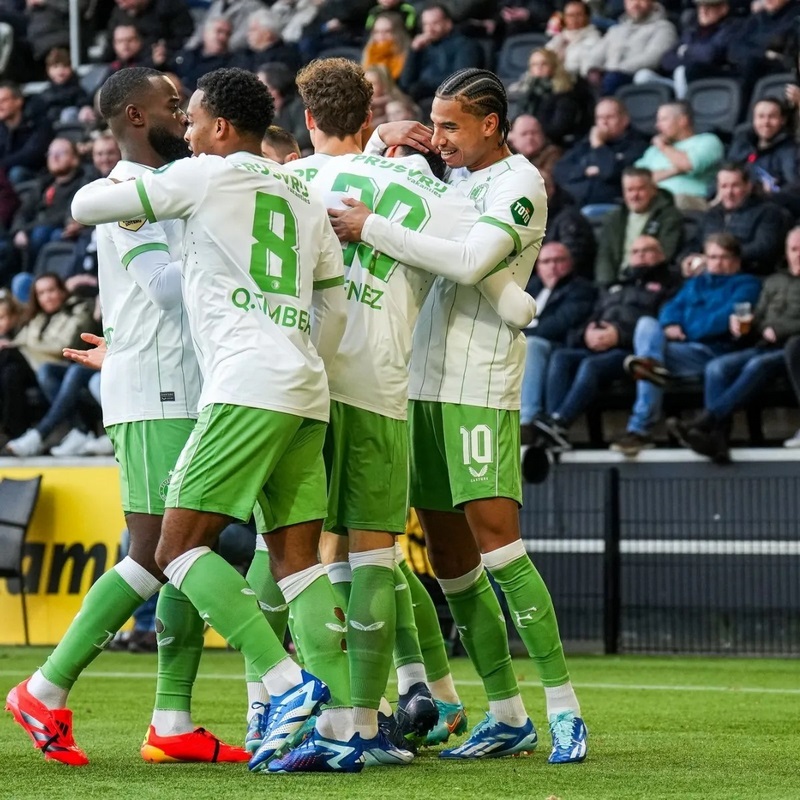 Feyenoord goleó 4-0 al colero Heracles; Santi Giménez dio una asistencia