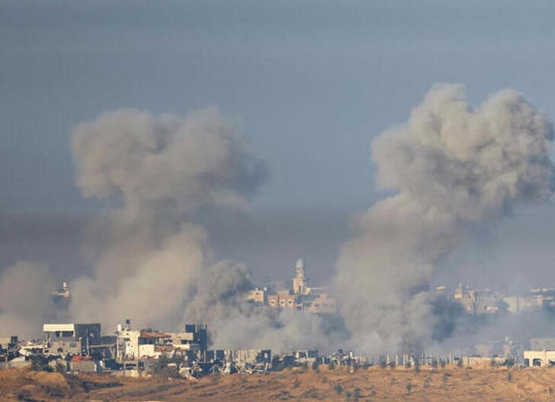 Israel intensifica bombardeos sobre Gaza, se informa de impacto en un campo de refugiados