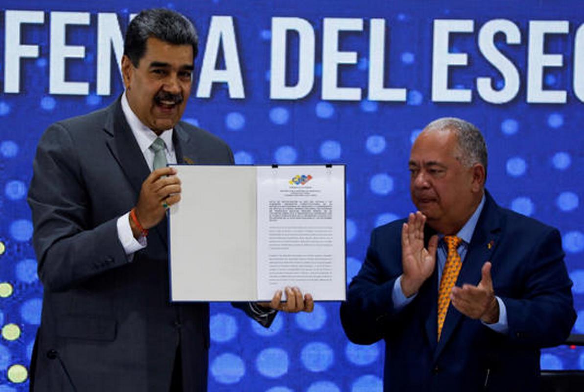 Maduro dice que otorgará licencias a las petroleras a la zona disputada a Guyana