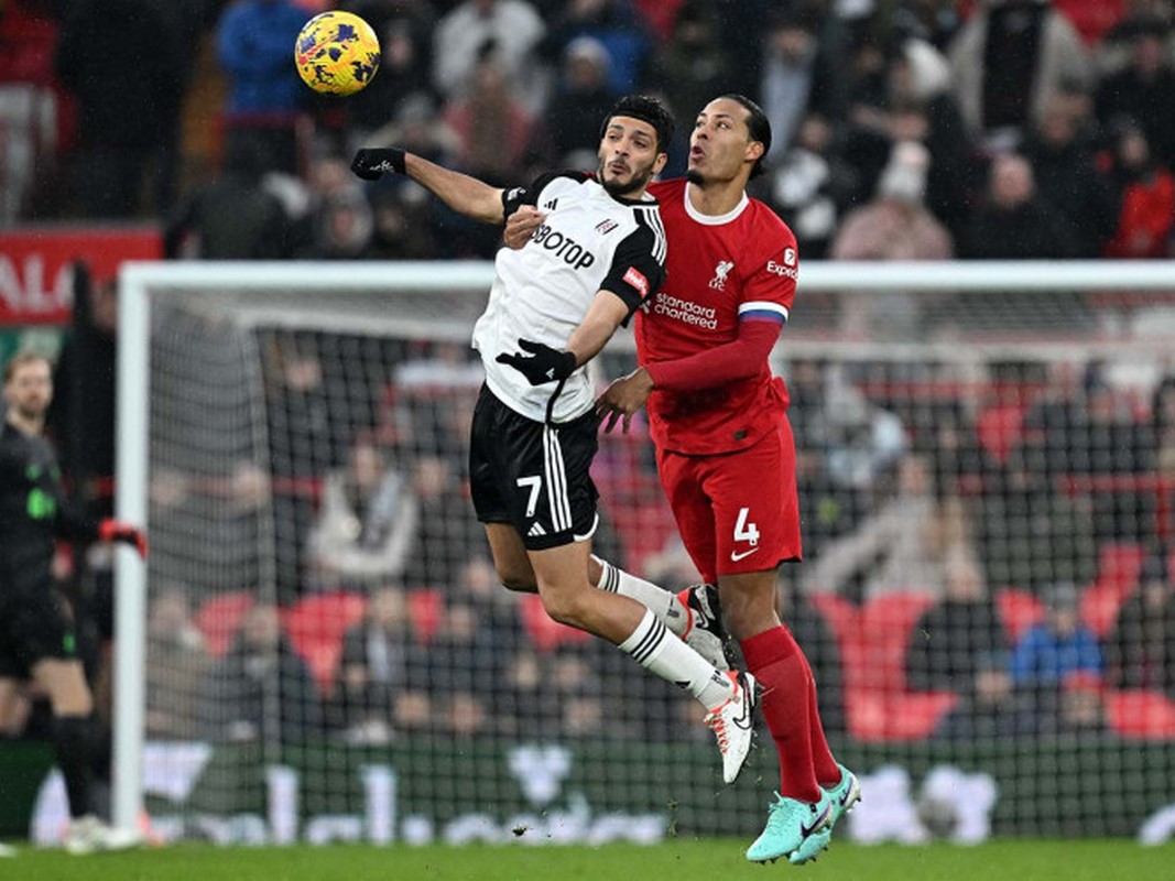 Liverpool vence sobre la hora al Fulham de Raúl Jiménez
