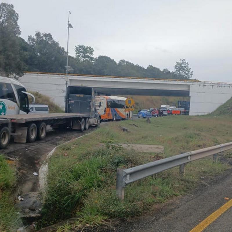 Enfrentamiento entre criminales y autoridades en Autopista Siglo XXI en Michoacán