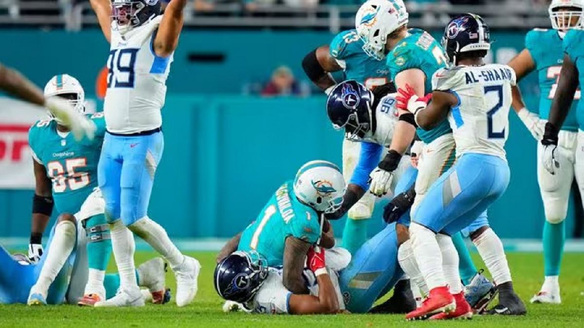 Los Titans abruman a Tua Tagovailoa y vencen a los Dolphins