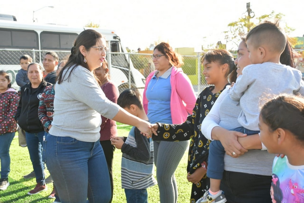 Entrega Pili Valenzuela cancha de futbol rápido de pasto sintético