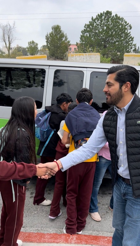 El gobierno Municipal de Arteaga fortalece el acceso a la educación con la entrega de un transporte escolar