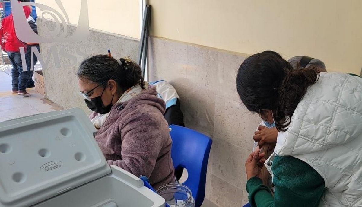 Continúa IMSS Coahuila vacunación contra Influenza a población con factores de riesgo
