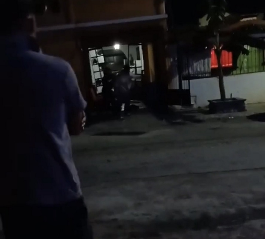 ecinos, se pelean al acusarse de robo.