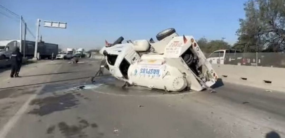 Pipa volcada bloquea por horas la Monterrey- Saltillo