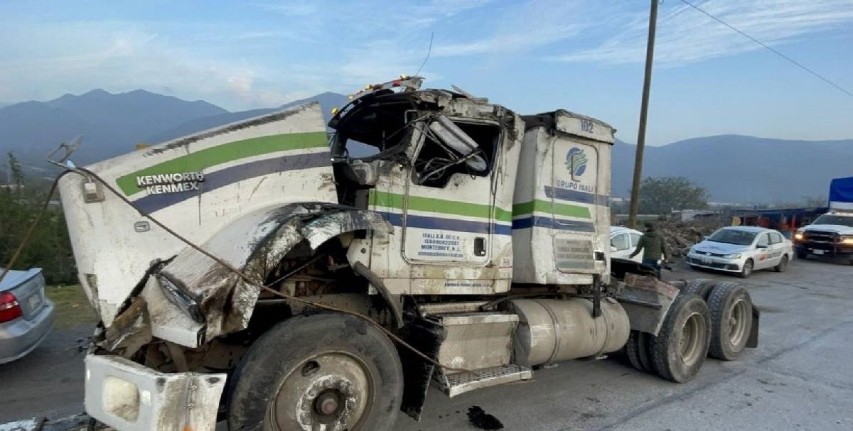 Tráiler choca en la carretera Monterrey-Saltillo.