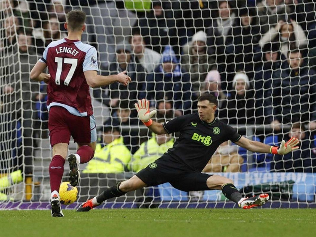 ‘Dibu’ Martínez evita tropiezo del Aston Villa ante Everton