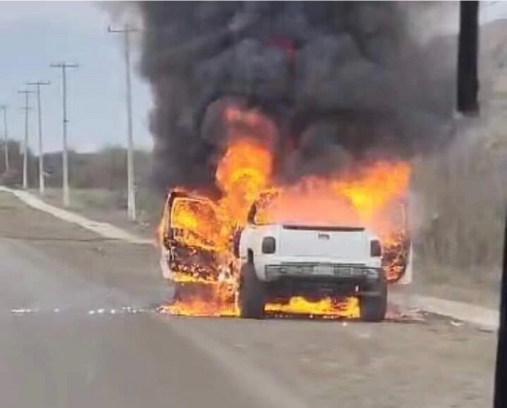 Incendio consume camioneta