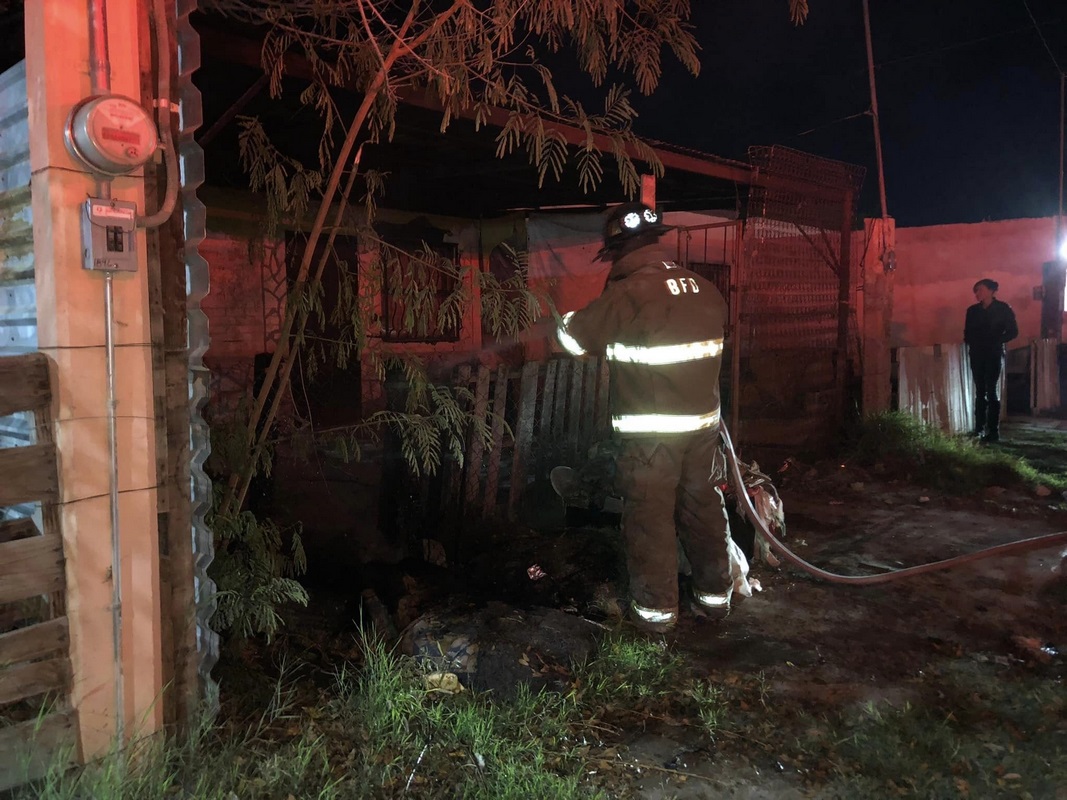 Desconocidos prenden fuego a vivienda abandonada