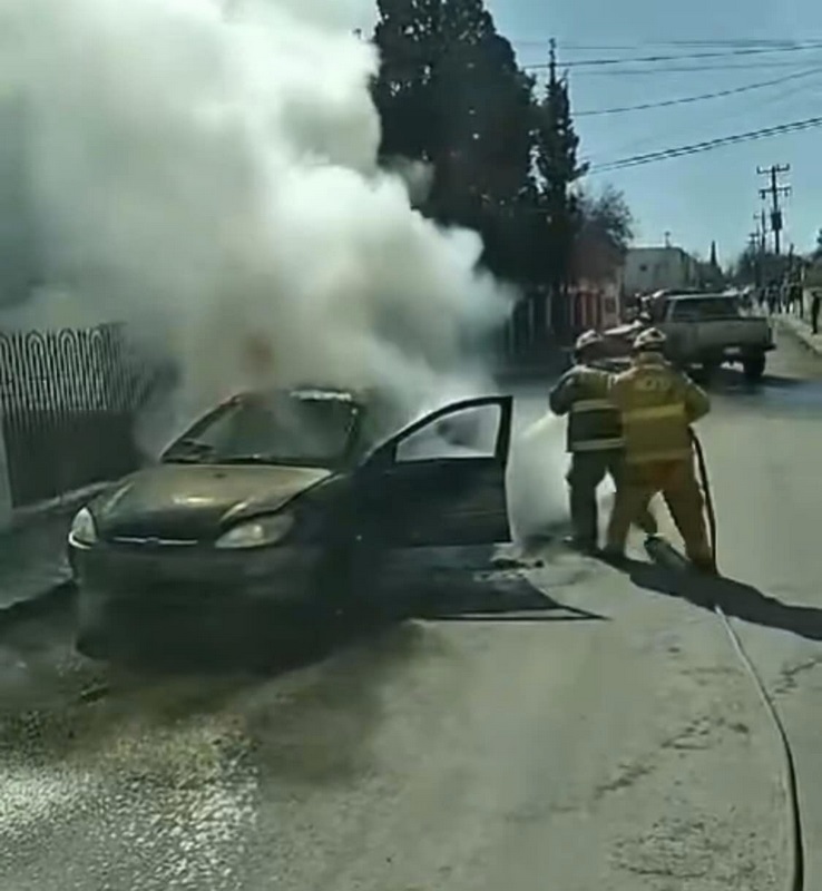 Fuego destruye auto en Morelos