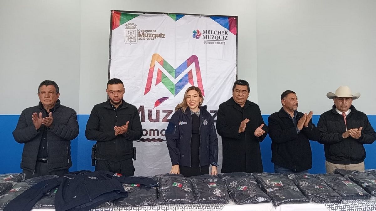 TANIA FLORES ENTREGA CHAMARAS A POLICÍAS