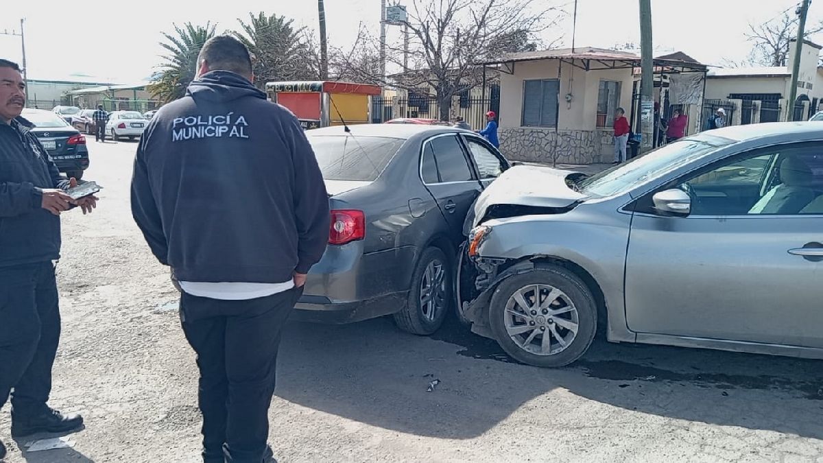 NO RESPETA BORDOS Y CHOCA EN BULEVAR HIDALGO EN PALAÚ