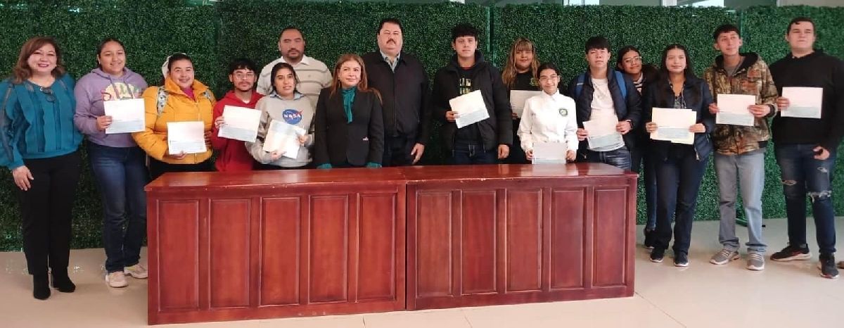 Entregan becas a alumnos de UTRC la Fundación «Don Antonio y Doña Herminia Salinas de Gutiérrez»