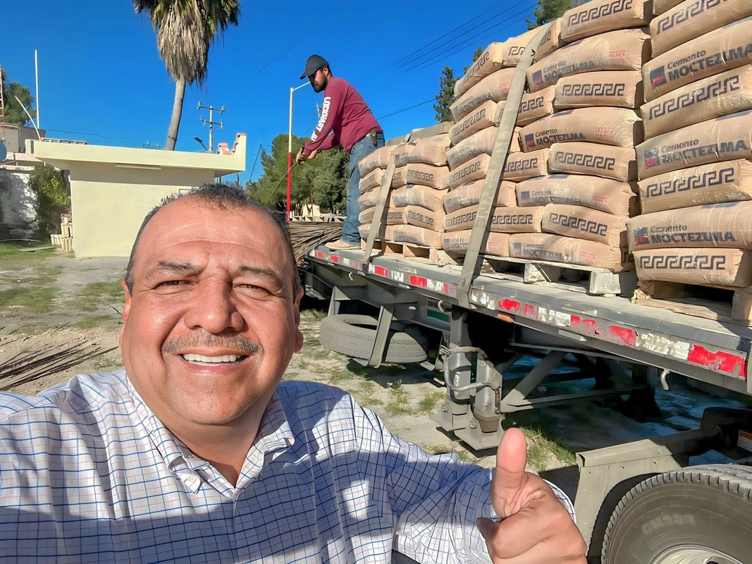 Lico Quintanilla entrega material de construcción a beneficiarios de terrenos