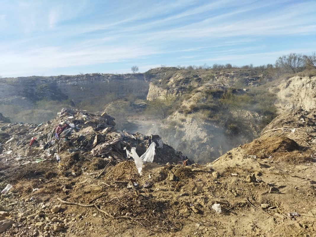 Incendio en basurero clandestino en la Villa de Agujita