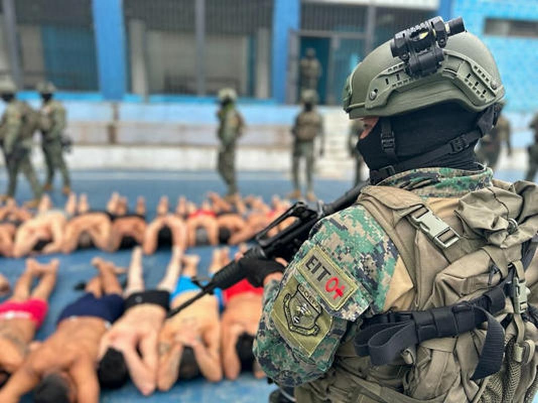 Policía y Ejército de Ecuador buscar recuperar orden en las cárceles