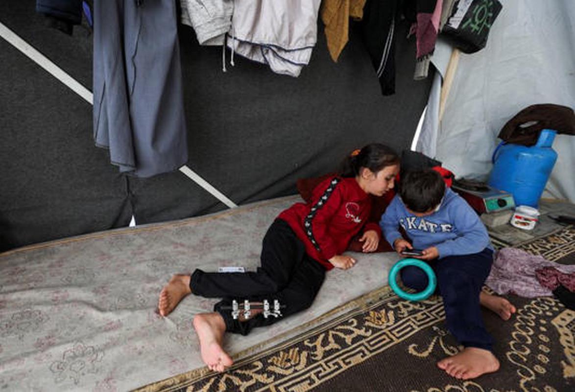 Niños de Gaza lloran a sus padres muertos por los bombardeos israelíes