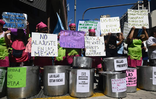 Milei llama «idiotas útiles» a opositores de sus reformas en Argentina