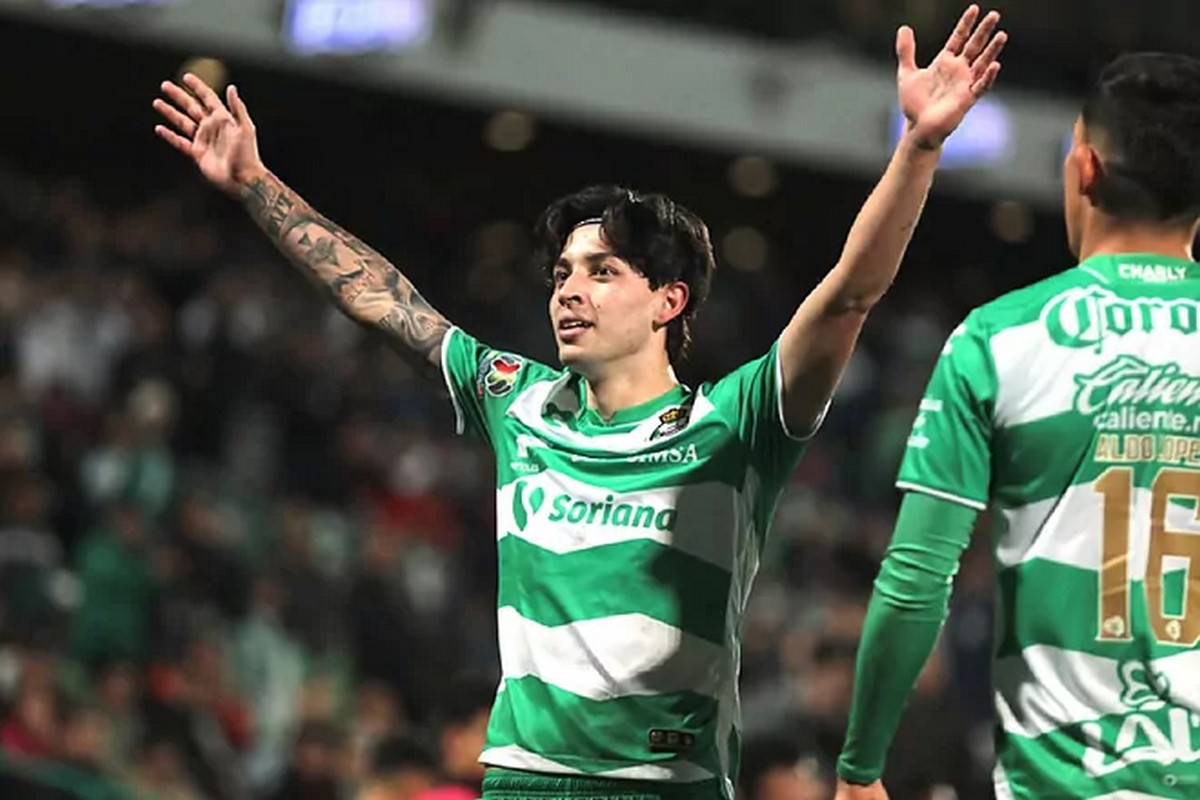 Santos golea al Puebla y escapa del fondo