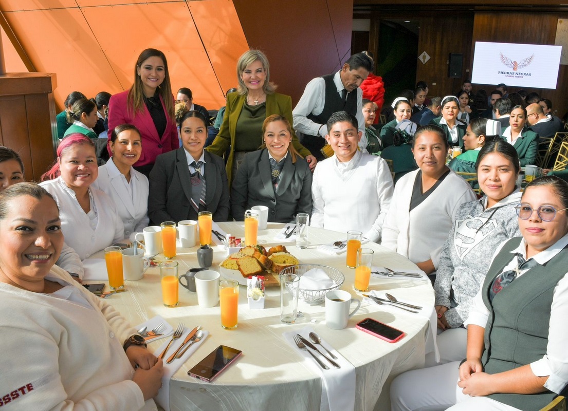 Reconoce alcaldesa labor de enfermeras en su día