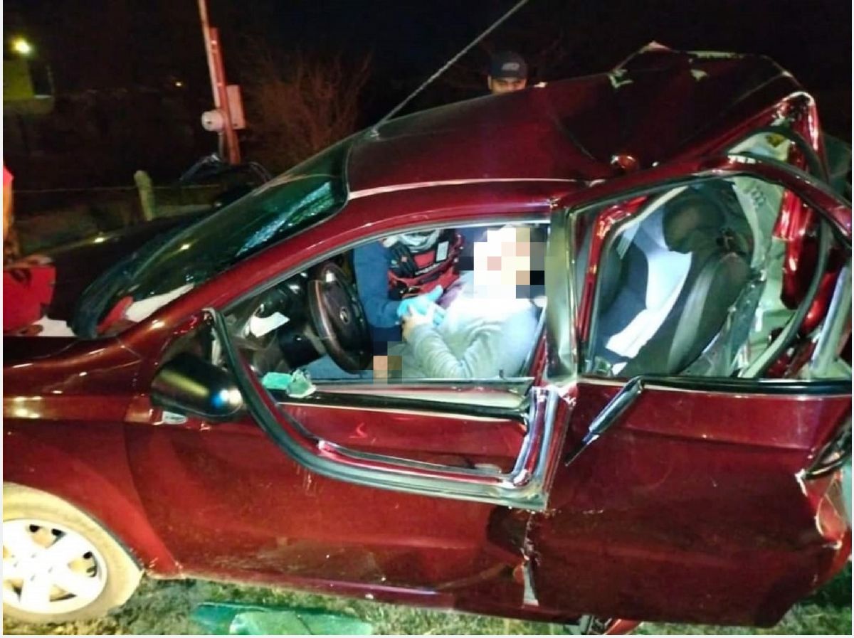 Aparatoso accidente deja dos personas prensadas