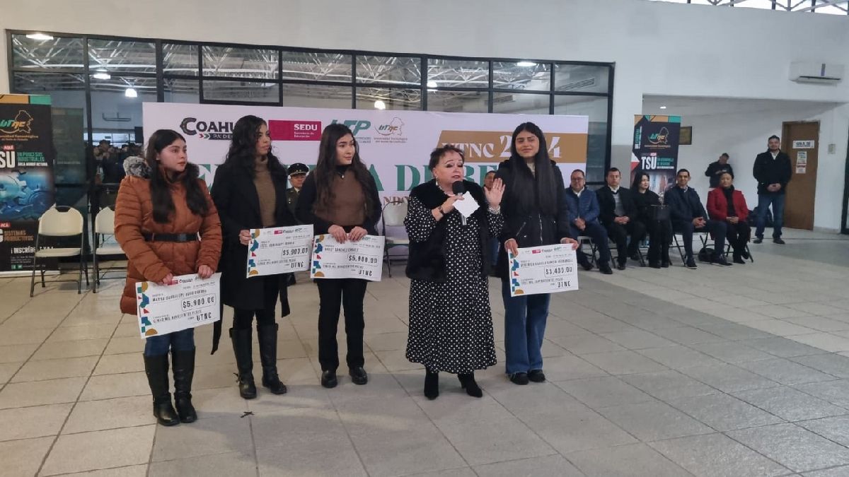 Entregan becas a alumnos de la UTNC