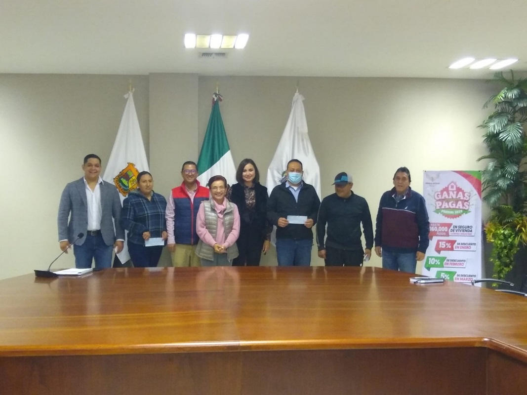 Realiza municipio la primera entrega de cheques del seguro contra desastres naturales