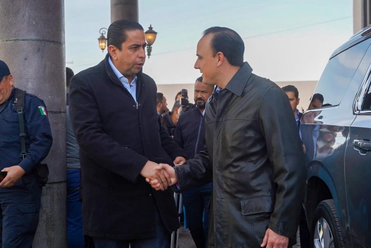 Entrega gobernador Manolo Jiménez certificado a mujeres de Ramos Arizpe