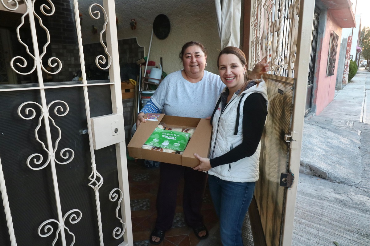Sorprende María Bárbara Cepeda entregando roscas de Reyes en hogares de su distrito