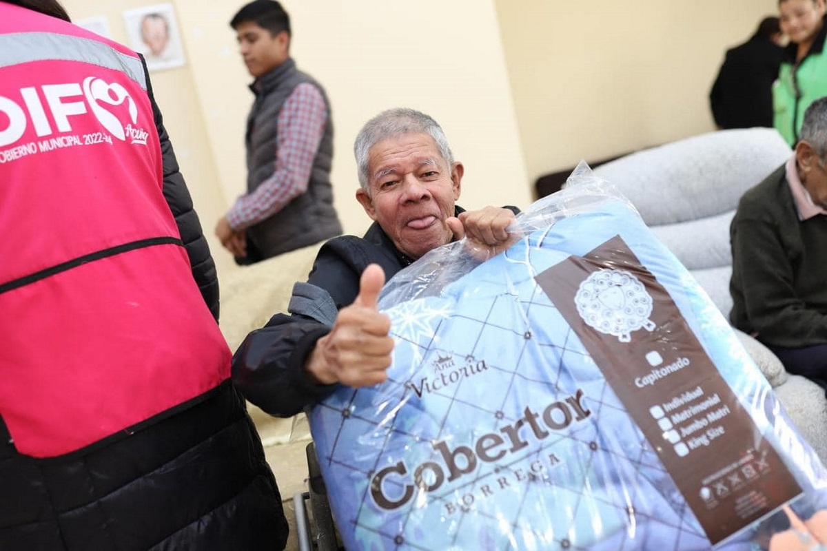 Para que mitiguen el frio DIF entrega cobertores a abuelos de la residencia EPA