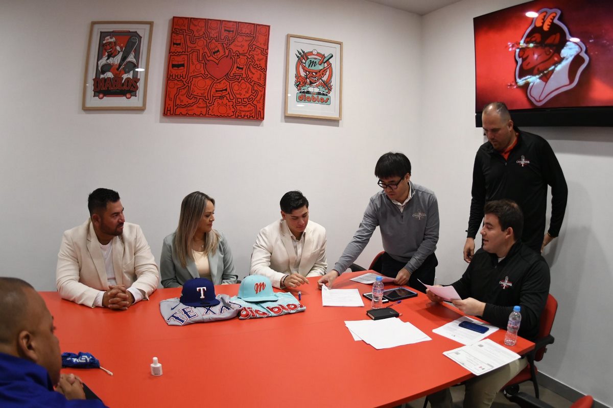 El mejor prospecto de posición en México firma con los campeones de MLB