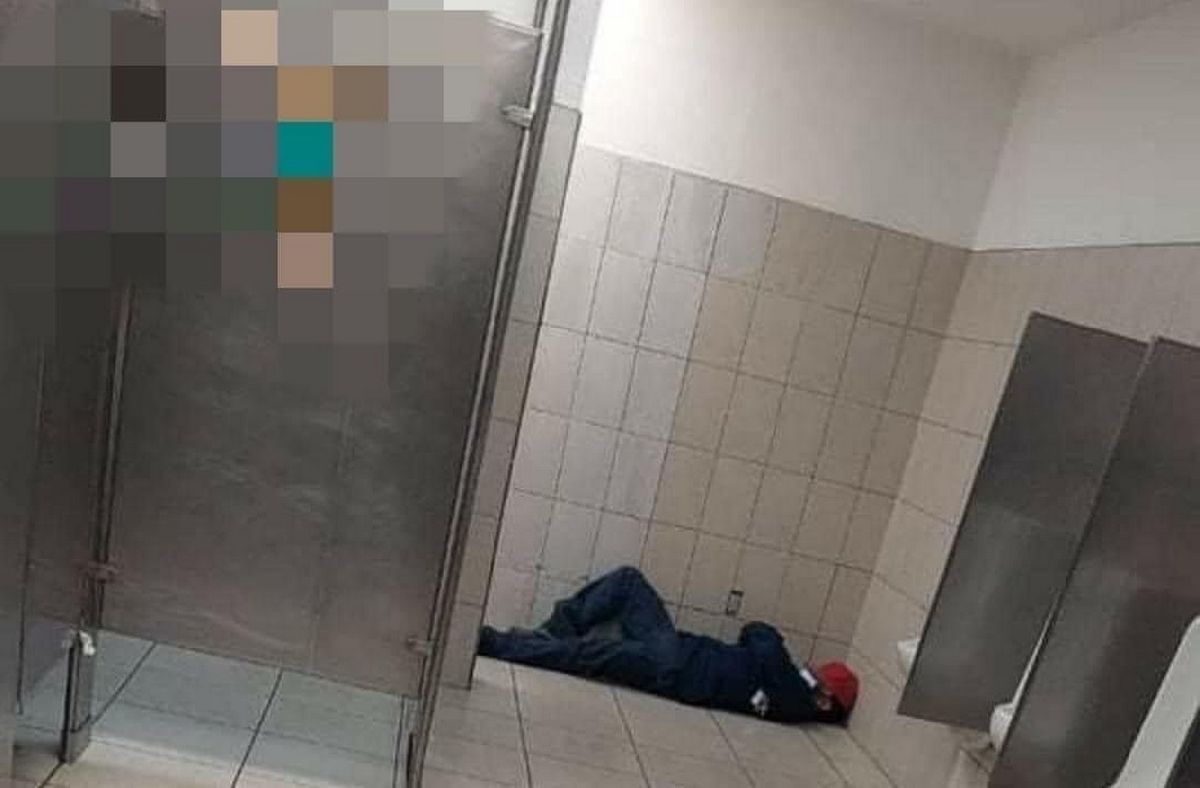 Joven operador es buscado, y encontrado en el baño.