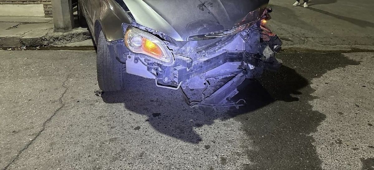 Provoca accidente y dice ser policía